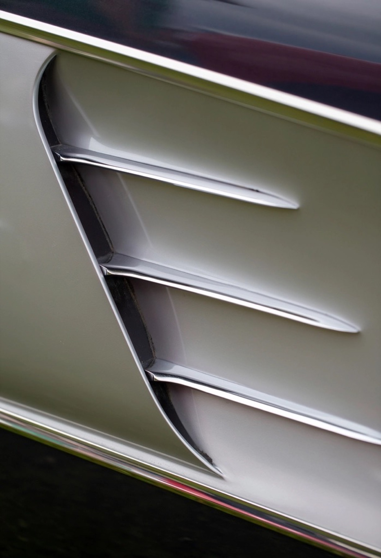 Close-up van een gepolijste chromen sierlijst op een auto